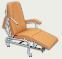 Poltrona ergonomica clinica geriatrica Kinefis Dynamic con sedile, schienale e braccioli ribaltabili, quattro ruote piroettanti