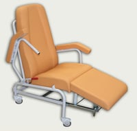 Poltrona ergonomica clinica geriatrica Kinefis Dynamic con sedile, schienale e braccioli ribaltabili, quattro ruote piroettanti