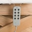 Lettino da massaggio elettrico Cyx+: tre motori, materasso SuperSoft, rivestimento in PU bianco e finitura in legno naturale.