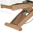 Lettino da massaggio elettrico Cyx+: tre motori, materasso SuperSoft, rivestimento in PU bianco e finitura in legno naturale.