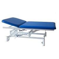 Barella idraulica a due sezioni, tipo Bobath, Kinefis Quality: con struttura in acciaio saldato, regolazione in altezza con pedali e ruote retrattili Barella idraulica a due sezioni, tipo Bobath, Kinefis Quality: con struttura in acciaio saldato, regolazione in altezza con pedali e ruote retrattili