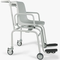 Bilancia a sedia Seca 952 con portata 200 kg: con braccioli e poggiapiedi pieghevoli, freno e sedile ergonomico